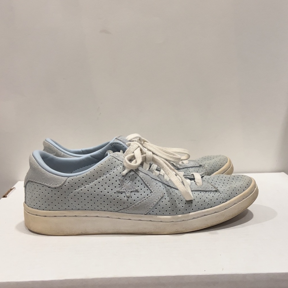 LIGHT BLUE SUEDE CONVERSE SNEAKERS (SIZE 6)